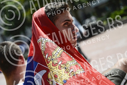 Serbian fans in downtown Belgrade watch soccer match between Costa Rica and Serbia at the World Cup in Russia.Srpski navijaci u centru Beograda gledaju fudbalsku utakmicu izmedju Kosta Rike i Srbije na Svetskom prvenstvu u Rusiji.