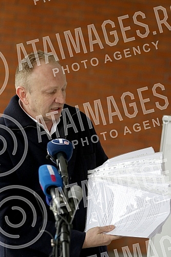 After three hearings of three lawsuits for texts published by Informer, the president of the Party of Freedom and Justice, Dragan Djilas, held a press conference in front of the Palace of Justice.
Posle tri saslusanja po tri tuzbe za tekstove koje j After three hearings of three lawsuits for texts published by Informer, the president of the Party of Freedom and Justice, Dragan Djilas, held a press conference in front of the Palace of Justice.
Posle tri saslusanja po tri tuzbe za tekstove koje j
