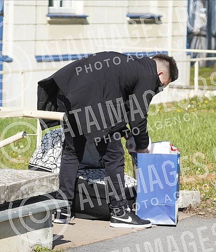 Former participant of the Cooperative and tatoo master Filip Reljic took his wife Marija Masa Reljic (ex Matijevic)and son Vikotra from the maternity hospital Dragisa Misovic.Bivsi ucesnik Zadruge i tatoo majstor Filip Reljic izveo je suprugu Marij