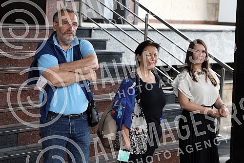 In front of the Ministry of education, celebrities read poetry by Desanka Maksimovic.Ispred Ministarstva prosvete poznate licnosti citale su poeziju Desanke Maksimovic.