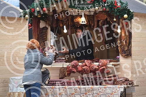 New Year's bazaar on Freedom Square.
Novogodisnji bazar na Trgu Slobode
New Year's bazaar on Freedom Square.
Novogodisnji bazar na Trgu Slobode