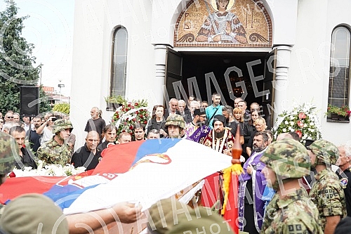 The Vice President of the National Assembly, retired Major General Bozidar Delic, was buried at Orlovaca cemetery.
Potpredsednik Narodne skupstine, general-majora u penziji Bozidar Delic sahranjen je na grolju Orlovaca. The Vice President of the National Assembly, retired Major General Bozidar Delic, was buried at Orlovaca cemetery.
Potpredsednik Narodne skupstine, general-majora u penziji Bozidar Delic sahranjen je na grolju Orlovaca.