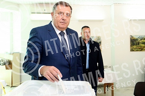Milorad Dodik, the president of SNSD and the candidate of this political party for the president of Republika Srpska, voted at the polling station in the House of Culture in Laktasi.Milorad Dodik, predsednik SNSD-a i kandidat ove politicke partije 