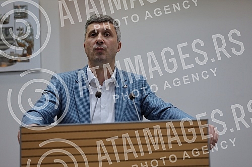 Organized by the Serbian movement Dveri in the hall of the Municipal Assembly of Stari grad, a panel discussion was held on the referendum LET'S NOT GIVE A CONSTITUTION!U organizaciji Srpskog pokreta Dveri u sali Skupstine opstine Stari grad odrzan