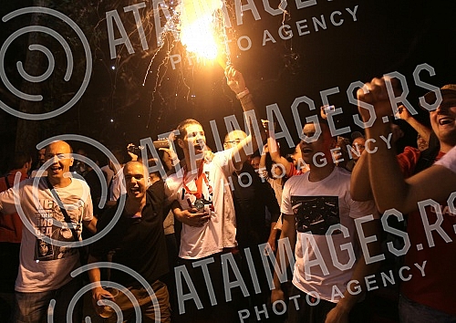 Squad of KK Crvena zvezda celebrate trophy at Kalemegdan.
Ekipa KK Crvena zvezda proslavila je trofej na Kalemegdanu. Squad of KK Crvena zvezda celebrate trophy at Kalemegdan.
Ekipa KK Crvena zvezda proslavila je trofej na Kalemegdanu.