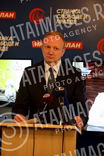 The president of the Party of Freedom and Justice, Dragan Djilas, held a press conference at the party's headquarters.
Predsednik Stranke slobode i pravde Dragan Djilas odrzao je konferenciju za medije u sedistu stranke. The president of the Party of Freedom and Justice, Dragan Djilas, held a press conference at the party's headquarters.
Predsednik Stranke slobode i pravde Dragan Djilas odrzao je konferenciju za medije u sedistu stranke.