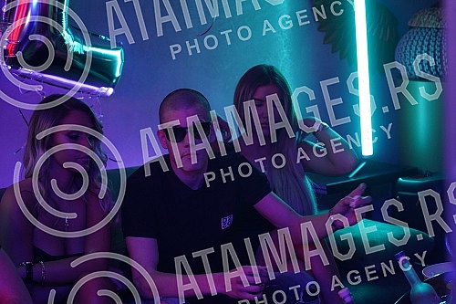 Nenad Marinkovic - Gastoz is directing a video for a new song by the Podgorica group 2L.Nenad Marinkovic - Gastoz rezira spot za novu pesmu podgoricke grupe 2L.