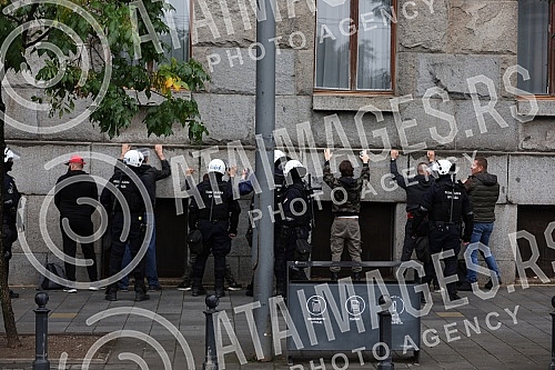 The police blocked the opponents of Europride in the central city streets, and some of them were detained.
Policija je blokirala protivnike Europrajda u centralnim gradskim ulicama, a neki od njih su i privedeni. The police blocked the opponents of Europride in the central city streets, and some of them were detained.
Policija je blokirala protivnike Europrajda u centralnim gradskim ulicama, a neki od njih su i privedeni.