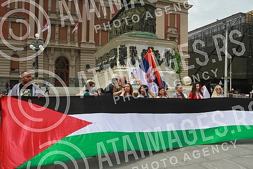 A rally in support of the Palestinian people in Jerusalem was held at the Monument to Prince Mikhail on Republic Square, organized by the Palestinian Diaspora in Serbia. Kod Spomenika knezu Mihailu, na Trg Republike odrzan skup podrske palestinskom