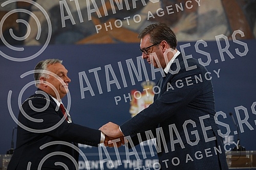 The President of Serbia, Aleksandar Vucich, presented the Prime Minister of Hungary, Viktor Orban, with the Order of the Republic of Serbia on a large necklace for outstanding services in developing and consolidating peaceful cooperation and friendly