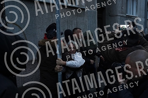 Activists Aida Corovic and Jelena Jacimovic Jachim threw eggs at a mural by Ratko Mladic, painted on the corner of Njegoseva and Aleksa Nenadovic.Aktivistkinje Aida Corovic i Jelena Jacimovic Jachim gadjale su jajima mural Ratka Mladica, koji je os