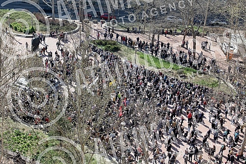 Protest of pensioners and military pensioners because of pension cuts
Protest penzionera i vojnih penzionera zbog smanjenja penzija.
Protest of pensioners and military pensioners because of pension cuts
Protest penzionera i vojnih penzionera zbog smanjenja penzija.