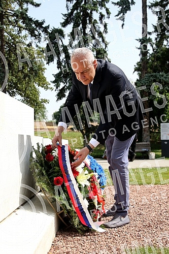 The Mayor of Belgrade, Zoran Radojicic, the Minister of Labor, Employment, Veterans and Social Affairs, Darija Kisic Tepavcevic, and the Ambassador of France to Serbia, Zan-Louis Falconi, laid wreaths at the Monument of Gratitude to France on the occ The Mayor of Belgrade, Zoran Radojicic, the Minister of Labor, Employment, Veterans and Social Affairs, Darija Kisic Tepavcevic, and the Ambassador of France to Serbia, Zan-Louis Falconi, laid wreaths at the Monument of Gratitude to France on the occ