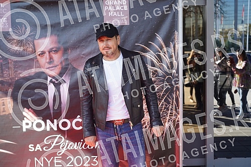In front of Hall 5 of the Belgrade Fair, a media conference was held where the spectacular reception of 2023 with Aco Pejovic was announced.Ispred hale 5 Beogradskog sajma odrzana je konferencija za medije na kojoj je najavljen spektakularni docek 