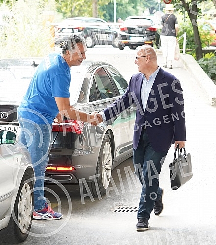 The arrival of members of the Serbian Progressive Party to the session of the Presidency, where a decision will be made on the SNS candidate for the President of the National Assembly.Dolazak clanova Srpske napredne stranke na sednicu Predsednistva