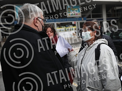 Suzana Lazarevic, a mechanical engineer from Kolubara and a member of the referendum committee in Vracar, who has been on hunger strike for five days, held a press conference in front of the RTS building. Masinski inzenjer iz Kolubare i clan refere