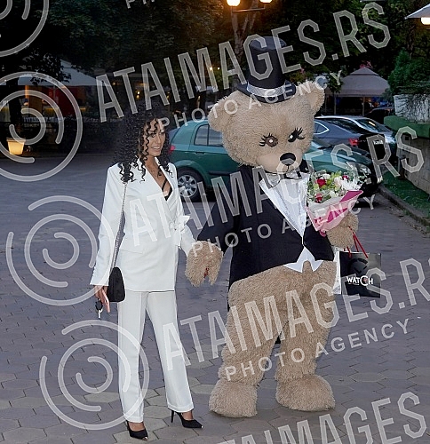 Singer Milica Jokic presented her project 3logija in the restaurant Topciderac, and celebrated with colleagues and associates the first million views for the song Nisi ti.Pevacica Milica Jokic je u restoranu Topciderac predstavila svoj projekat 3lo