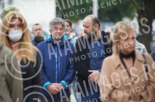 Family, friends, colleagues began to gather in the Church of the Holy Trinity in Kumodraz to pay their last respects to the late actor Milan Lanet Gutovic and to send him to eternal rest.Porodica, prijatelji, kolege poceli su da se okupljaju u Crkv