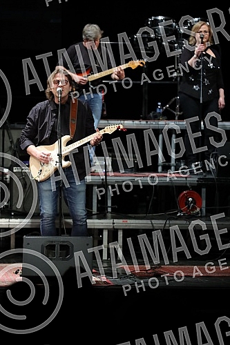 A concert in honor of the legendary drummer Dragoljub Djuricic, the man with the biggest smile on the domestic music scene, was held at the Atelier 212 theater.Koncert u cast legendarnog bubnjara Dragoljuba Djuricica, coveka sa najvecim osmehom na 