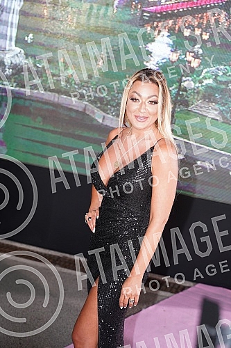 Superfinale of the fifth season of the reality program Zadruga, which is broadcast on Pink TV.
Superfinale pete sezone rijaliti programa Zadruga koji se emituje na televiziji Pink. Superfinale of the fifth season of the reality program Zadruga, which is broadcast on Pink TV.
Superfinale pete sezone rijaliti programa Zadruga koji se emituje na televiziji Pink.