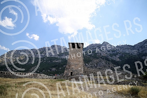 Kroja is a town in Albania and the seat of the area of the same name, best known as the fortification of Djuradj Kastriot Skenderbeg, a hero from the time when the city persistently offered resistance to the Ottoman Turks.
Kroja je gradicc u Albanij Kroja is a town in Albania and the seat of the area of the same name, best known as the fortification of Djuradj Kastriot Skenderbeg, a hero from the time when the city persistently offered resistance to the Ottoman Turks.
Kroja je gradicc u Albanij