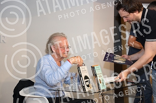 Nobel Laureate Peter Handke, who during a short visit to Belgrade, socialized with readers in the Delfi SKC bookstore and signed his books.Nobelovac Peter Handke, koji je u kratkoj poseti Beogradu druzio se sa citaocima u knjizari Delfi SKC i potpi