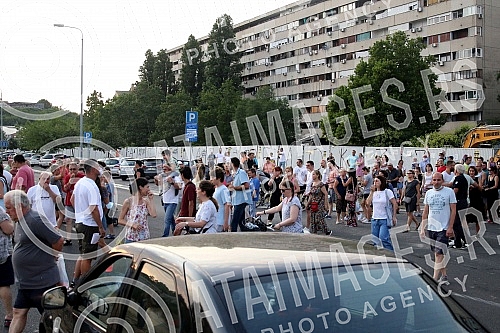 The occupants of Block 37 gathered tonight and formed a living wall around the construction site, and with the gathering they want to show unity and determination not to allow the construction of a 