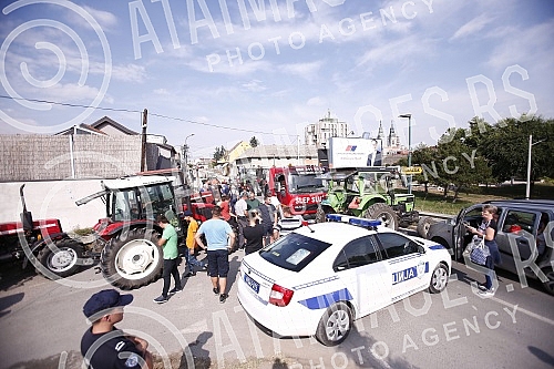 Farmers used tractors to block the bridge over the Thames in Pancevo.Poljoprivrednici su traktorima blokirali most na Tamisu u Pancevu.