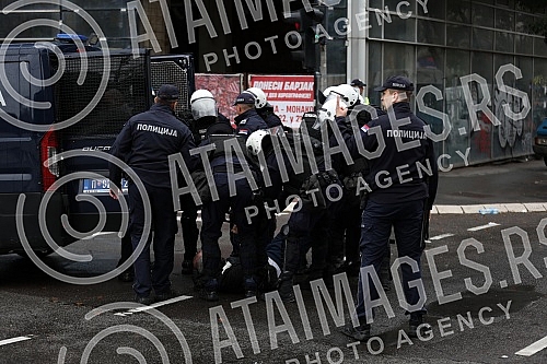 The police blocked the opponents of Europride in the central city streets, and some of them were detained.Policija je blokirala protivnike Europrajda u centralnim gradskim ulicama, a neki od njih su i privedeni.