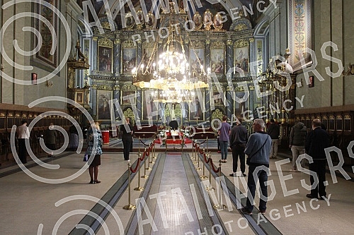 Holy Friday service at 12: 00 in the Congregational Church with the presentation of the Tabernacle, symbolizing the suffering of Jesus Christ.U Sabornoj crkvi na Veliki petak u 12, 00 sluzeno vecernje bogosluzenje  sa iznosenjem Plasatanice koja sim