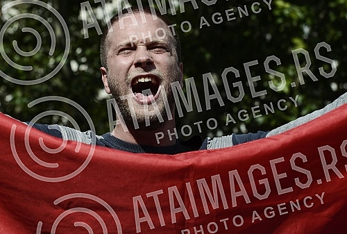 Serbian fans in downtown Belgrade watch soccer match between Costa Rica and Serbia at the World Cup in Russia.Srpski navijaci u centru Beograda gledaju fudbalsku utakmicu izmedju Kosta Rike i Srbije na Svetskom prvenstvu u Rusiji.