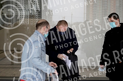 After three hearings of three lawsuits for texts published by Informer, the president of the Party of Freedom and Justice, Dragan Djilas, held a press conference in front of the Palace of Justice.Posle tri saslusanja po tri tuzbe za tekstove koje j