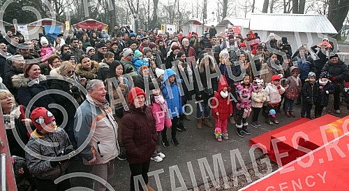 The performance of a Chinese art troupe in Kalemegdan as part of the Chinese New Year Fair.
Nastup kineske umetnicke trupe na Kalemegdanu u sklopu kineskog novogodisnjeg vasara . The performance of a Chinese art troupe in Kalemegdan as part of the Chinese New Year Fair.
Nastup kineske umetnicke trupe na Kalemegdanu u sklopu kineskog novogodisnjeg vasara .
