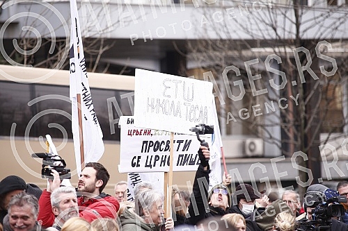 The protest of the Union of Teachers' Unions was held in Manjez Park, across from the building where the ministries are located.
Protest Unije sindikata prosvetnih radnika odrzan je u parku Manjez, preko puta zgrade u kojoj se smestena ministarstva. The protest of the Union of Teachers' Unions was held in Manjez Park, across from the building where the ministries are located.
Protest Unije sindikata prosvetnih radnika odrzan je u parku Manjez, preko puta zgrade u kojoj se smestena ministarstva.