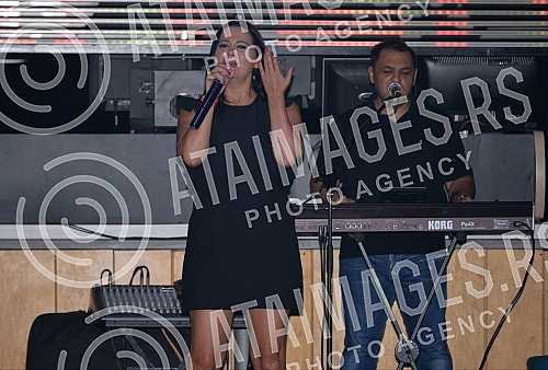 Performance of Dragana Stanojevic - Todorovic (Jana) held on raft River.Nastup Dragane Stanojevic Todorovic (Jana) na splavu River.