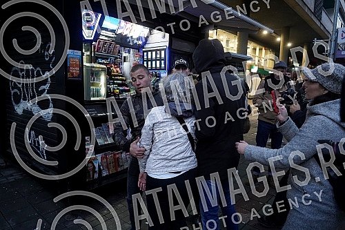 Activists Aida Corovic and Jelena Jacimovic Jachim threw eggs at a mural by Ratko Mladic, painted on the corner of Njegoseva and Aleksa Nenadovic.Aktivistkinje Aida Corovic i Jelena Jacimovic Jachim gadjale su jajima mural Ratka Mladica, koji je os