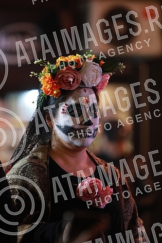 The Embassy of Mexico in Serbia and the Cervantes Institute in Belgrade mark the famous Mexican holiday Day of the Dead with a big celebration and presentation of the traditional altar of the dead.Ambasada Meksika u Srbiji i Institut Servantes u Be