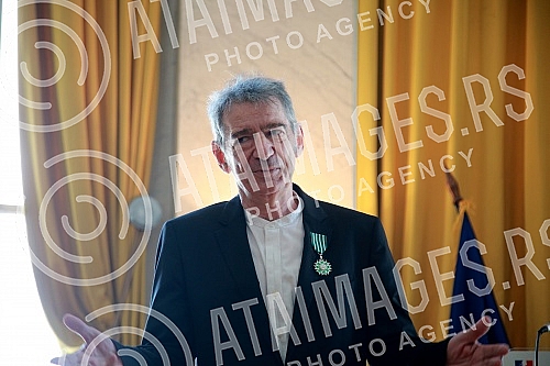 The ceremonial presentation of the Order of Arts and Literature in the rank of knight was held for the actor Predrag Miki Manojlovic at the residence of the French Embassy.Svecano urucenje Ordena umetnosti i knjizevnosti u rangu viteza upriliceno j