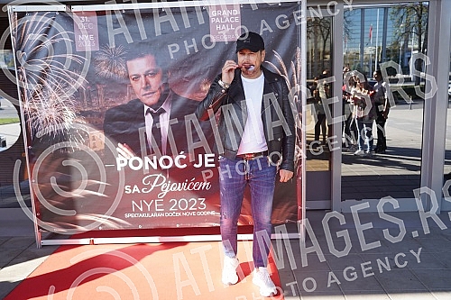 In front of Hall 5 of the Belgrade Fair, a media conference was held where the spectacular reception of 2023 with Aco Pejovic was announced.Ispred hale 5 Beogradskog sajma odrzana je konferencija za medije na kojoj je najavljen spektakularni docek 