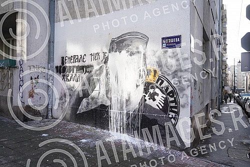 A bucket of lime was thrown on the mural with the image of Ratko Mladic, and behind it stands Djordjo Zujovic, a longtime activist and member of the Social Democratic Party of Serbia.Na mural sa likom Ratka Mladica bacena je kofa kreca, a iza toga 
