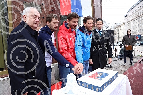 The 112th birthday of the Olympic Committee of Serbia was marked on the plateau in front of the Hotel Moskva.112. rodjendan Olimpijskog komiteta Srbije obelezen je na platou ispred hotela Moskva.