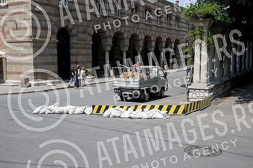 Workers at the New Cemetery are setting up barriers as a storm followed by heavy rain is announced.Radnici na Novom groblju postavljaju barijere posto je najavljeno nevreme praceno obilnom kisom.