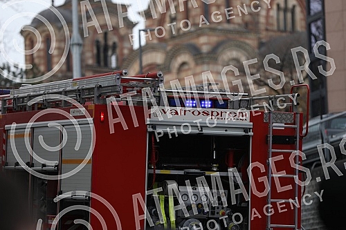 An accident occurred in front of the RTS building this morning when a welding bottle exploded, two workers were injured and one lost his life.Ispred zgrade RTS-a jutros se dogodila nesreca kada je boca za varenje eksplodirala, dva radnika su povred