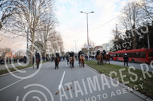 Fans of the Fejenodra football club, which will play the first game of the eighth finals of the League of Conferences against FC Partizan at 6:45 pm at the stadium in Humska, went to the stadium from the Republic Square with police escort.Navijaci 