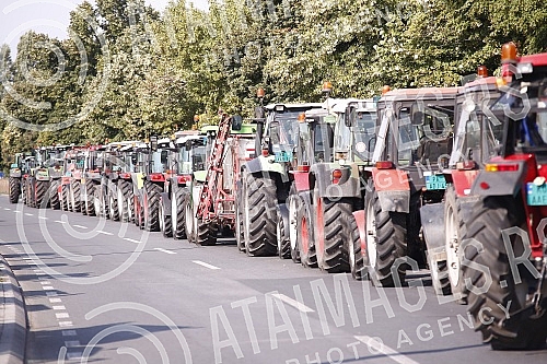 Farmers used tractors to block the bridge over the Thames in Pancevo.Poljoprivrednici su traktorima blokirali most na Tamisu u Pancevu.