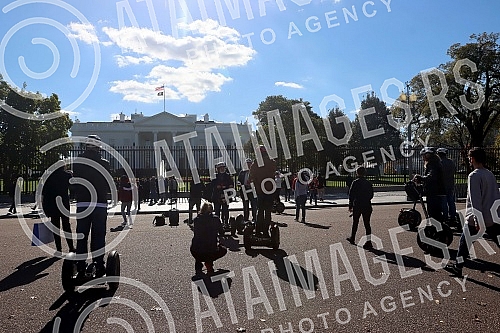 The White House is the official residence and main office of the President of the United States in Washington.Bela kuca  je sluzbena rezidencija i glavno radno mesto predsednika SAD u Vasingtonu.