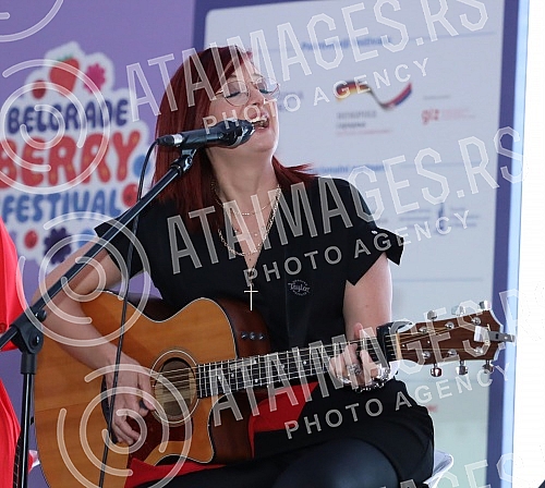 The performance of the group Frajle is part of Berry Fest, the first festival of strawberry fruit in Belgrade.Nastup grupe Frajle su sklopu Berry festa, prvog festivala jagodastog voca u Beogradu.