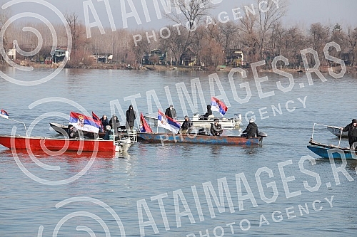 The traditional swimming for the Epiphany for the Holy Cross was held in Zemun, organized by the Municipality of Zemun, the Church of the Holy Father Nikolaj and SVEBOR Alliance of Belgrade.U Zemunu je odrzano tradicionalno plivanje na Bogojavljenj