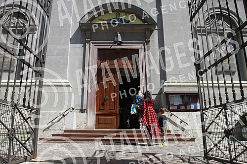 Holy Friday service at 12: 00 in the Congregational Church with the presentation of the Tabernacle, symbolizing the suffering of Jesus Christ.U Sabornoj crkvi na Veliki petak u 12, 00 sluzeno vecernje bogosluzenje  sa iznosenjem Plasatanice koja sim