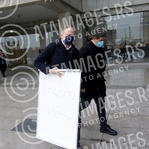 After three hearings of three lawsuits for texts published by Informer, the president of the Party of Freedom and Justice, Dragan Djilas, held a press conference in front of the Palace of Justice.Posle tri saslusanja po tri tuzbe za tekstove koje j